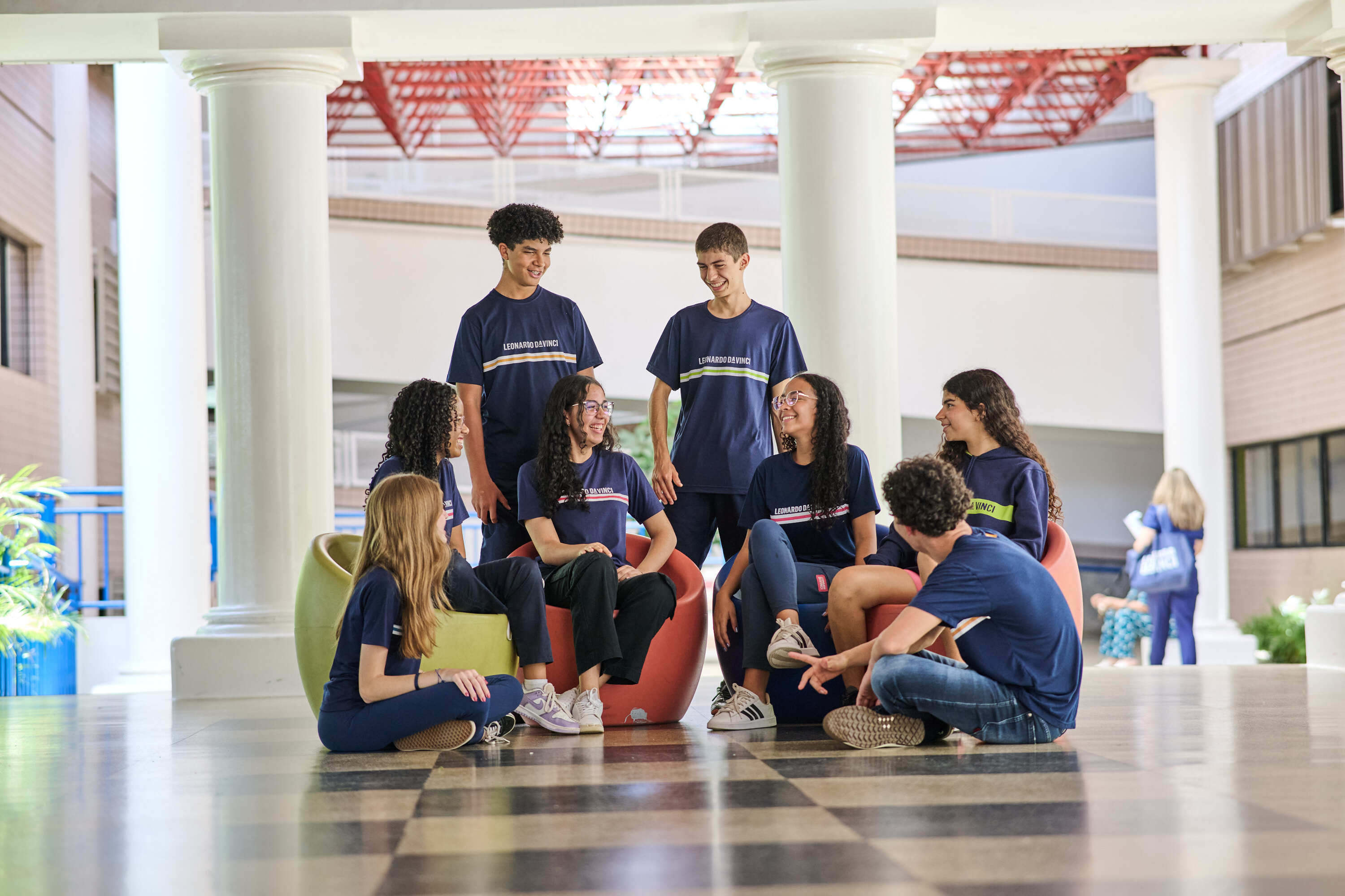 Estudantes do Ensino Médio no pátio da escola